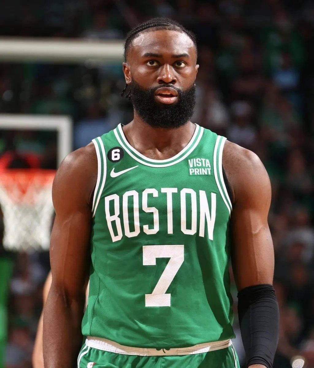 米奇·曼托由于膝盖伤病遗憾退役，他被认为是史上天赋最强的左右开弓打者