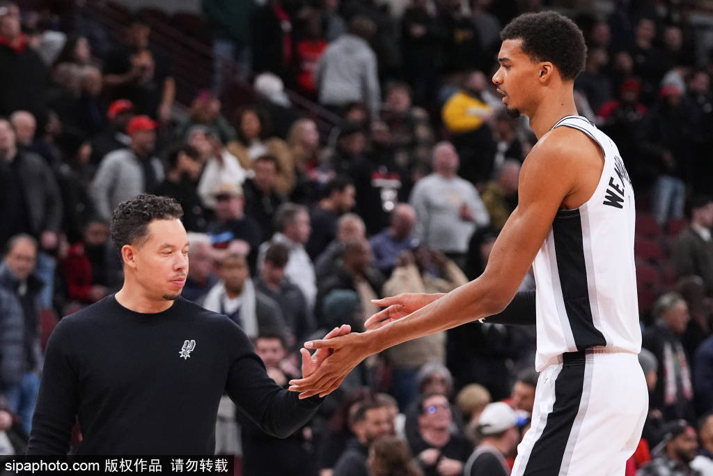 王建民在 2016 年完成伤愈复出，身披皇家队球衣重返投手丘，书写励志篇章