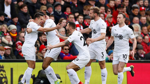 [图]羽联总决赛：石宇奇2-0李诗沣 取小组赛开门红