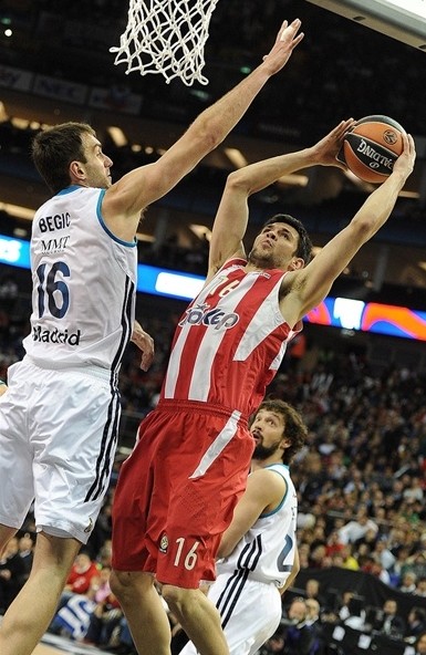 前锋终结进球荒，庆祝动作感动球迷