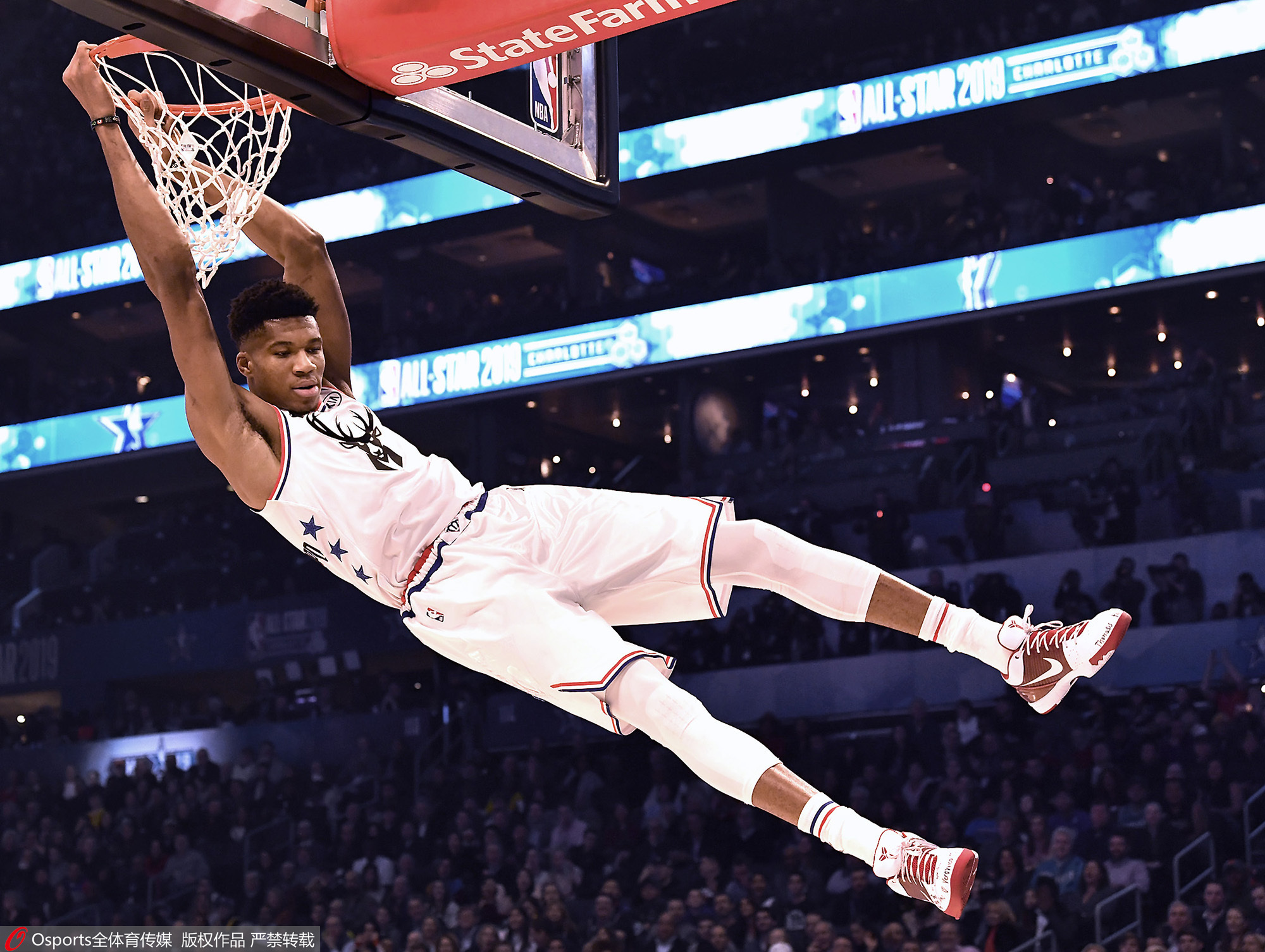 世体：巴萨19岁后卫奥尔梅多随一队训练，有望入选补赛名单