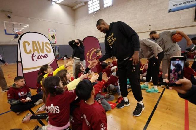 [NBA]马刺七人得分上双 客场战胜湖人