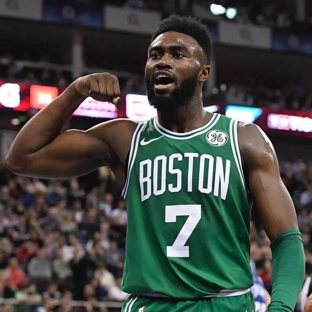 2018 赛季：红袜队穆奇·贝兹（Mookie Betts）达成单季打击率、本垒打与金手套三冠